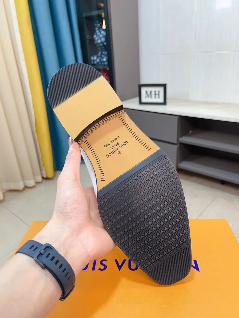 Ex-factory price 720🌹🌹High version [LV] Louis Vuitton's popular casual leather shoes🎖Fashionable and elegant🎖🎖Material: Original imported open-edge beaded cowhide, washed cowhide leather lining, original open-molded rubber outsole, high-end and classy, ​​elegant quality, instantly transforming into a handsome man ❤❤Standard\nNumber: 38-44